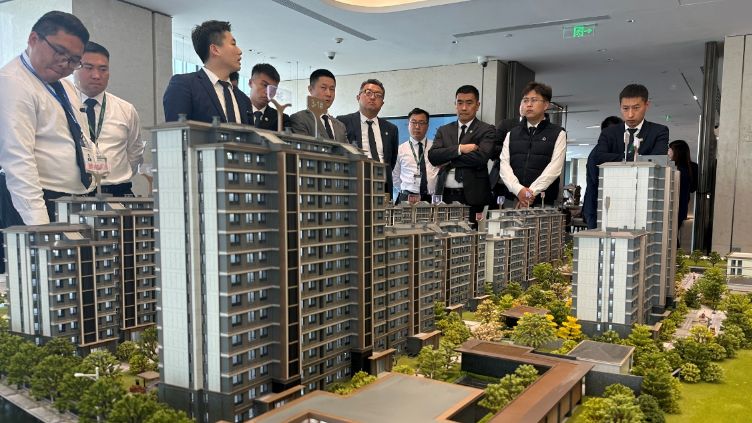 北京楼市“降首付”首日：售楼处坐满人