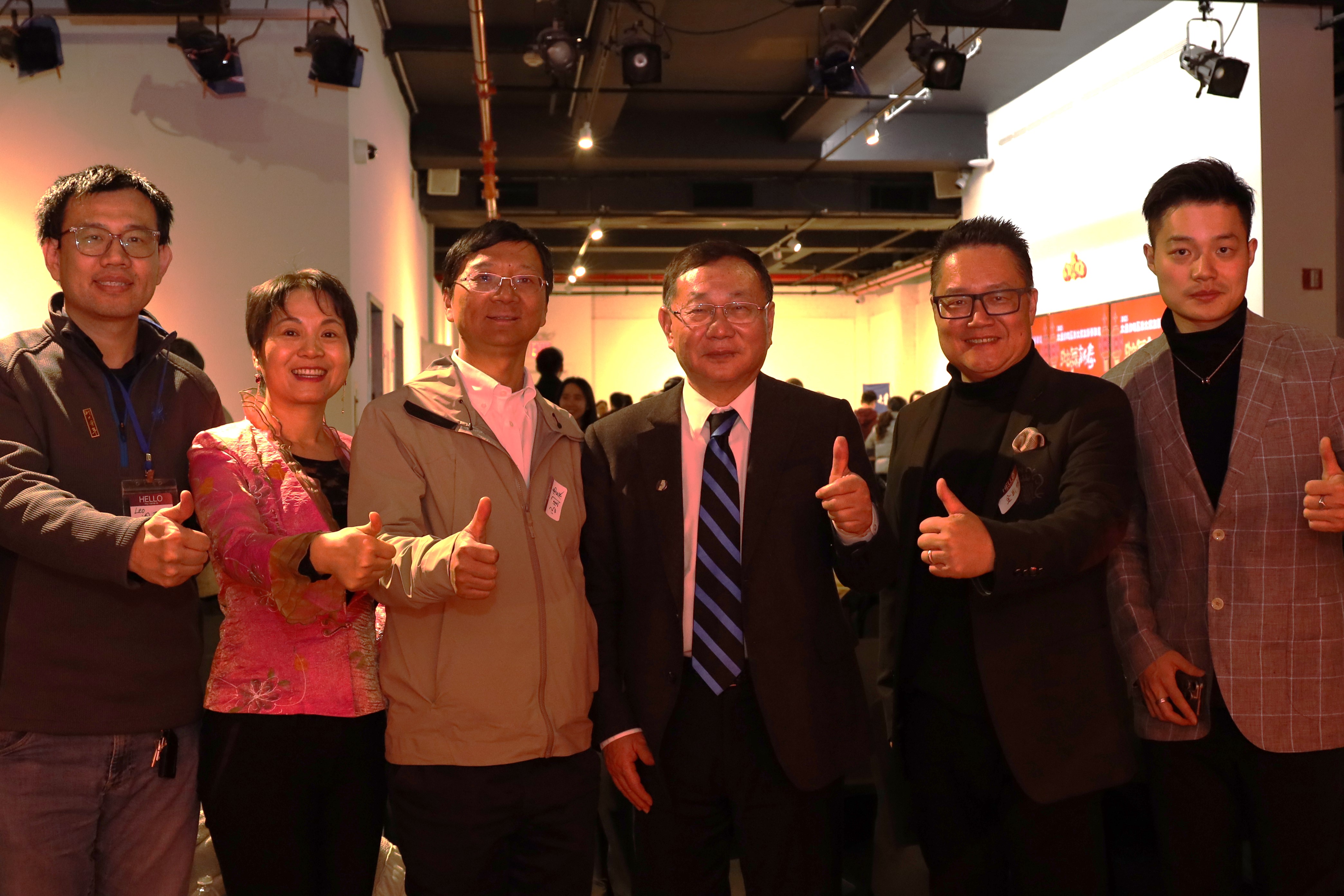 右三斯晓夫教授，右二金国伟导师（零距离港湾创始人、果泓教育联合创始人兼首席导师、莱薇儿产后康复国际连锁机构创始人），右一青年企业家金世哲，左三冯国震（浏览超亿的＂冯站长之家＂创始人）左二王海铝博士（纽约人寿大法拉盛分行经理）左一阎磊校友。