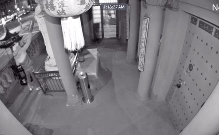 无端打砸华埠寺庙  嫌犯监管释放  辩称“寺庙收钱太多”
