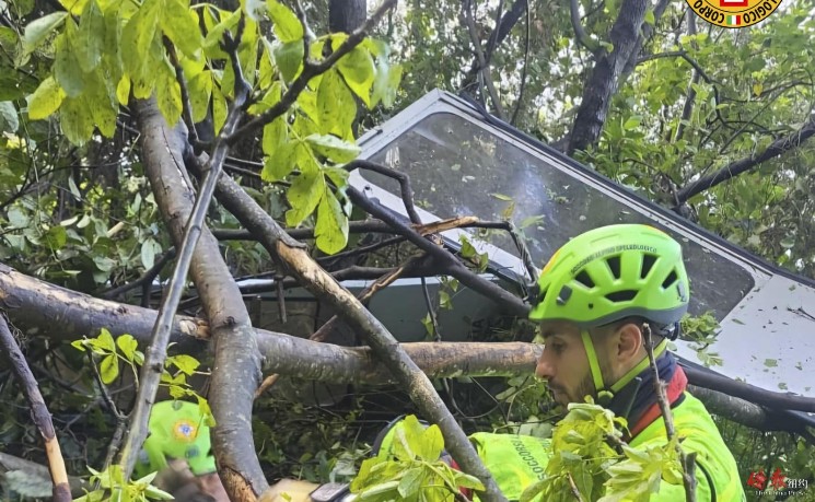意大利发生缆车轿厢坠落事故 致4人死亡