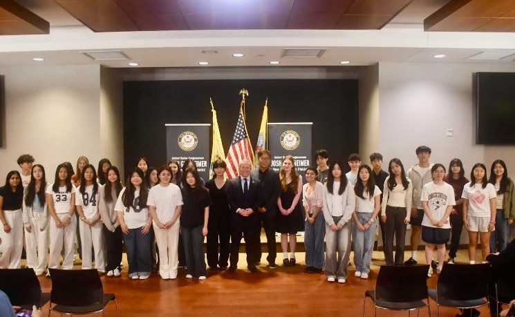 国会艺术大赛新州北部部分获奖学生作品展 国会众议院Josh参加活动