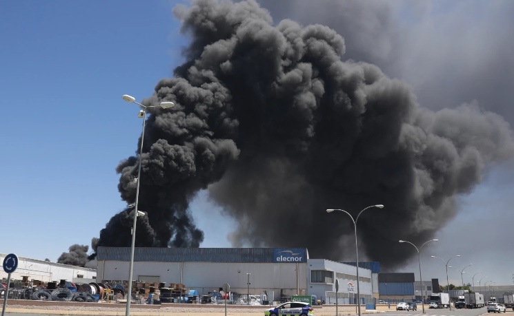 西班牙塞维利亚附近化工厂爆炸引发地区卫生警报
