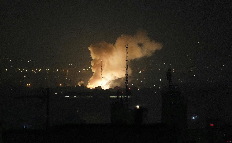 以色列袭击伊朗首都 爆炸声响彻德黑兰