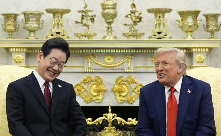 特朗普与韩国总统李在明首度会晤：威胁开场转为友好赞誉