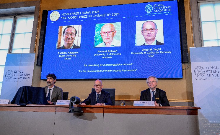 日英美三位科学家共享2025年诺贝尔化学奖