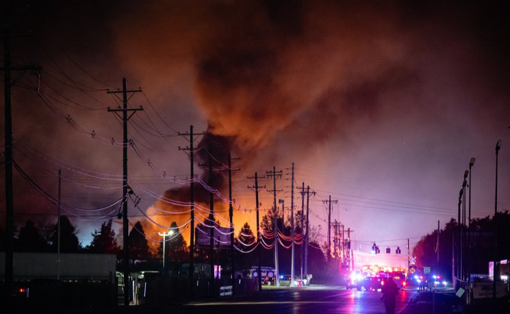 UPS货机肯塔基机场坠毁爆炸 至少9人死亡多人失踪