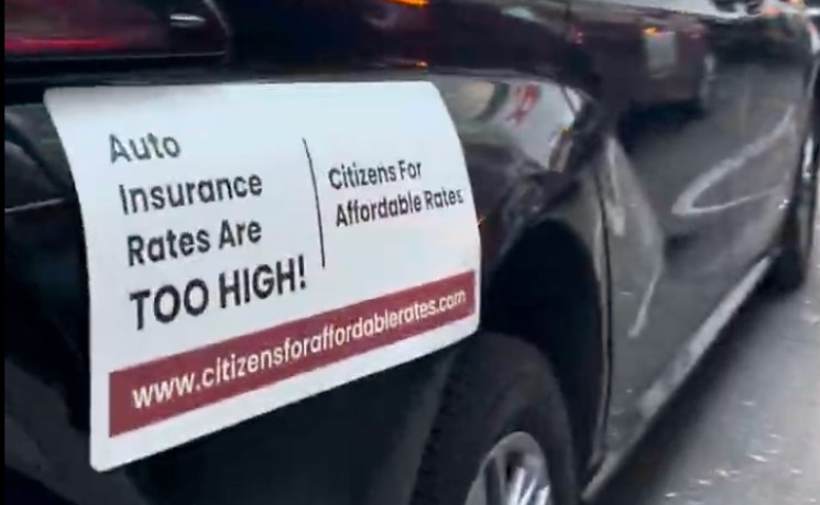 纽约司机上街抗议保费飙升 呼吁州长与议会推动改革