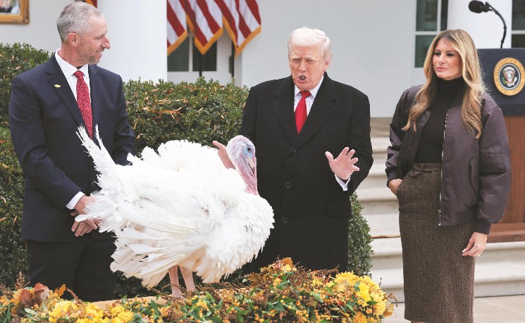 特朗普感恩节赦免火鸡 演脱口秀讽刺政敌