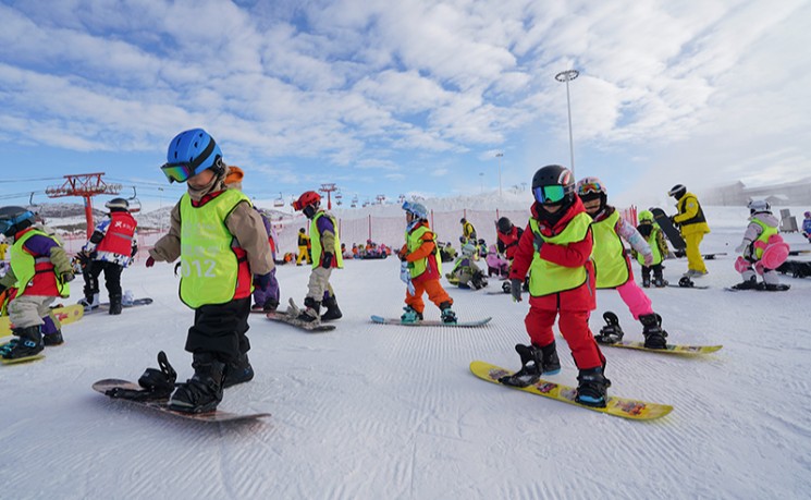 中国多地迎&ldquo;冰雪假&rdquo; 冬季旅游热起来