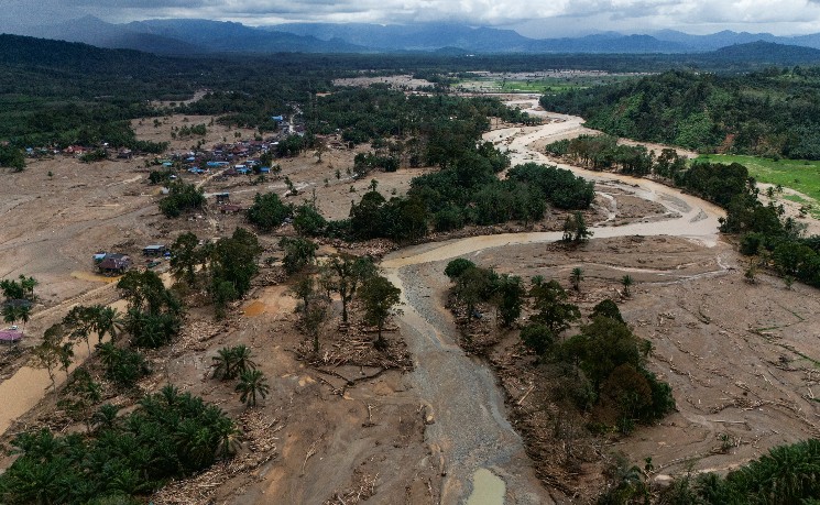 印尼亚齐洪灾后疫情肆虐 家园尽毁