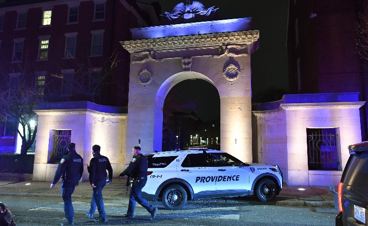 布朗大学突发枪击案 2死9伤 枪手在逃