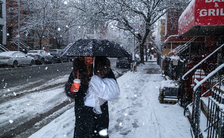 纽约市暴雪导致数百户停电