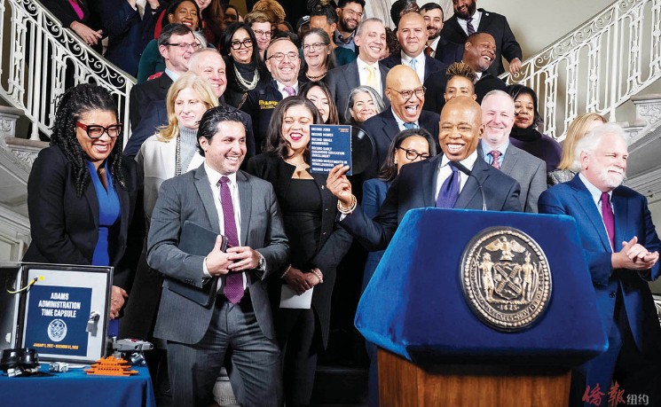 亚当斯与市府团队举行任期总结记者会 强调四年政绩