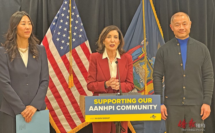 霍楚于法拉盛签署亚太裔教育公平法案