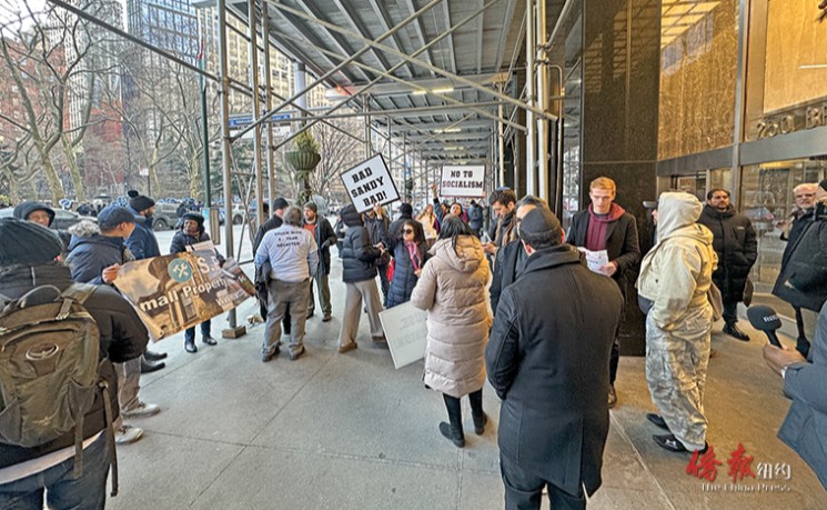 众小业主市政厅外集会反对"社区购房机会法案"