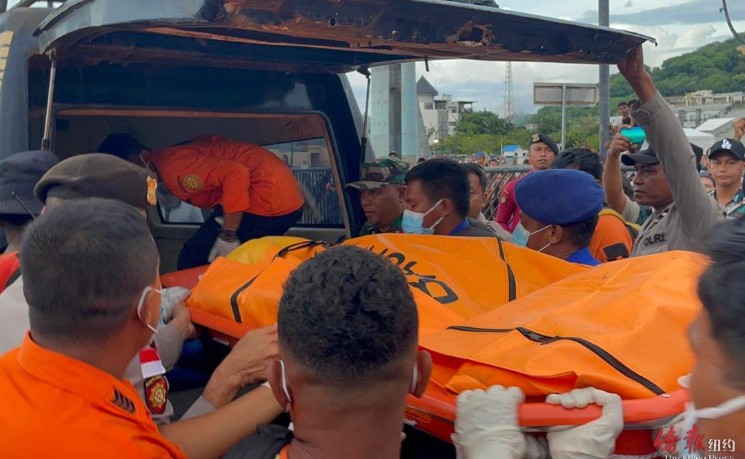 印尼救援人员从沉没的游船上打捞出第三具遗体