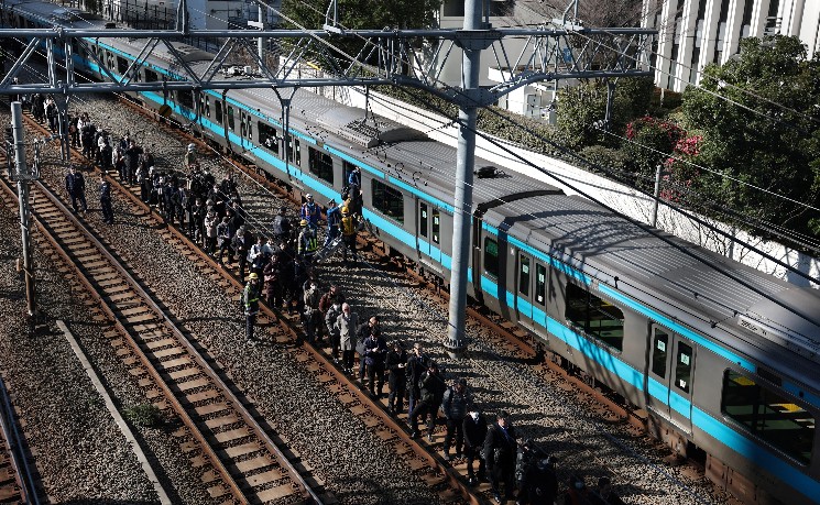 JR山手线因电力故障停摆 东京通勤族受波及