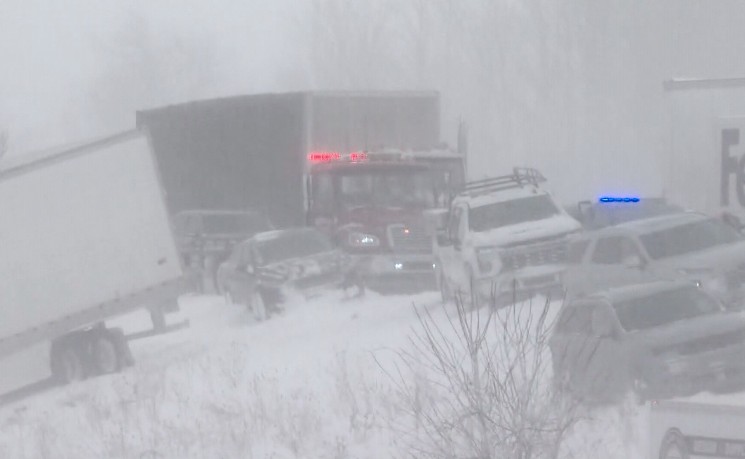 暴风雪席卷全美 密歇根州发生百车连环相撞事故