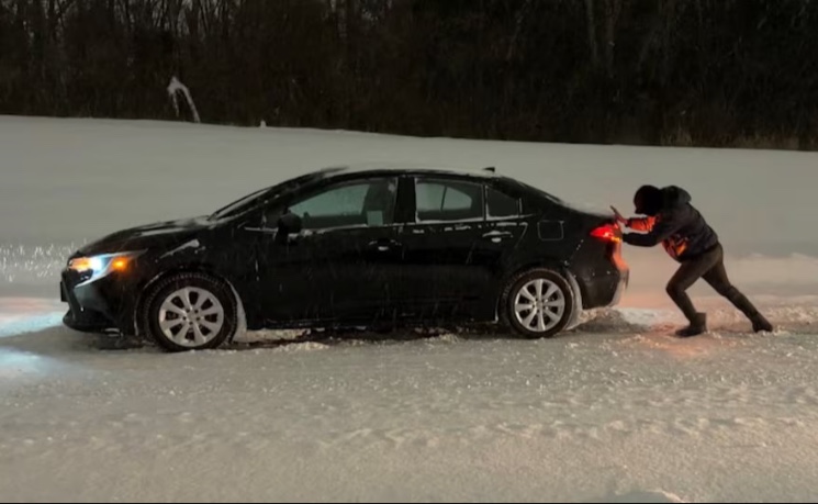 强冬季风暴导致美国50万人断电 数千架航班取消