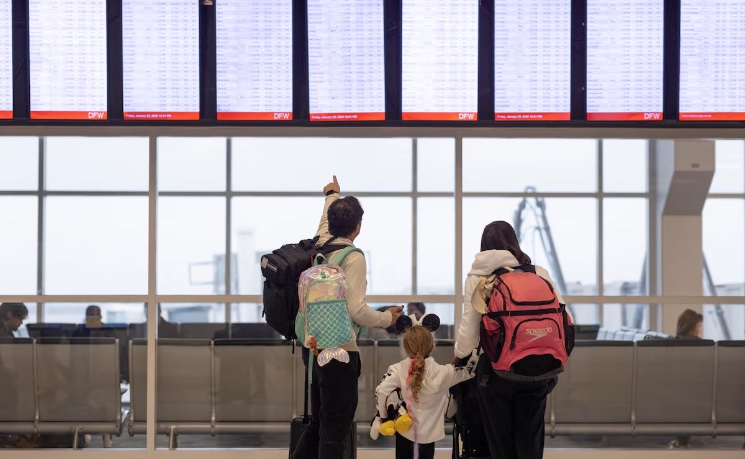 冬季风暴席卷美国 逾万航班取消 交通与供电系统承压