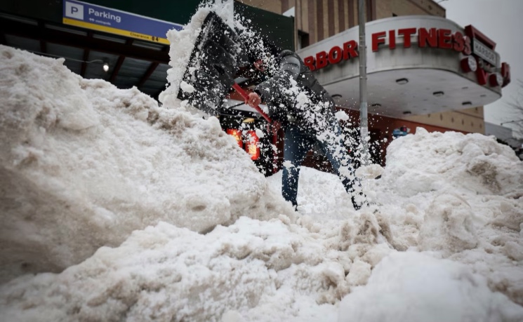 数千万美国民众在致命暴风雪后清理积雪 将面临数日严寒