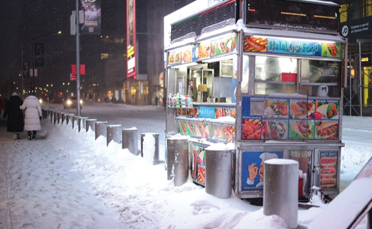 市议会推翻亚当斯否决 通过增加街头摊贩牌照法案