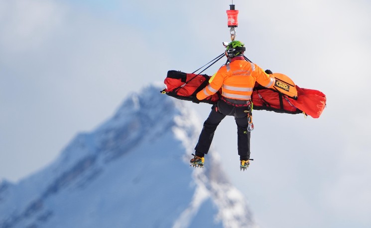 美国传奇选手林赛&middot;沃恩冬奥会速降比赛摔断腿 目前住院情况稳定