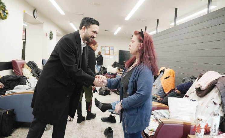 曼达尼视察曼哈顿取暖中心