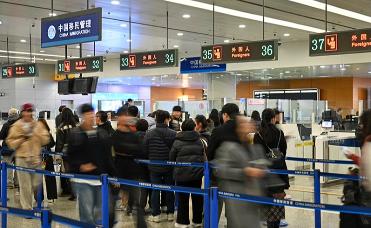 中国春节假期预计日均超205万人次出入境