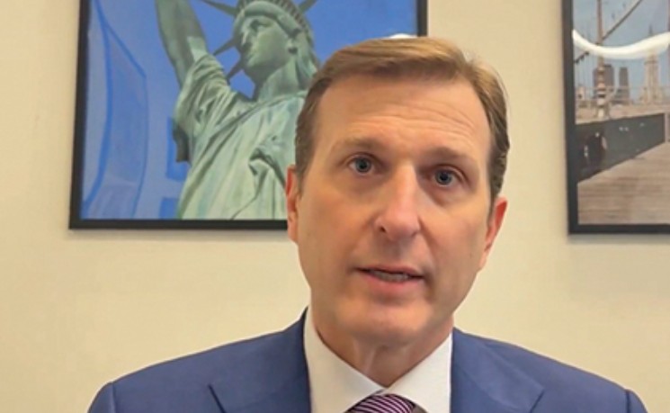 高德曼突访联邦广场ICE移民拘留设施 监督容量限制及各类基本居住条件