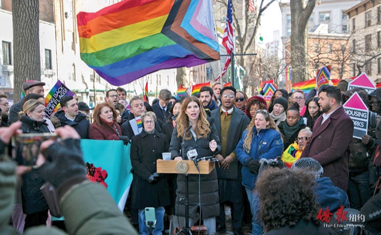 众民选官员集会抗议特朗普政府移除石墙国家纪念碑彩虹旗