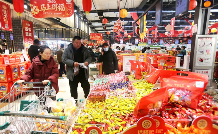 春节假期前两天中国各地年味浓厚、购销两旺