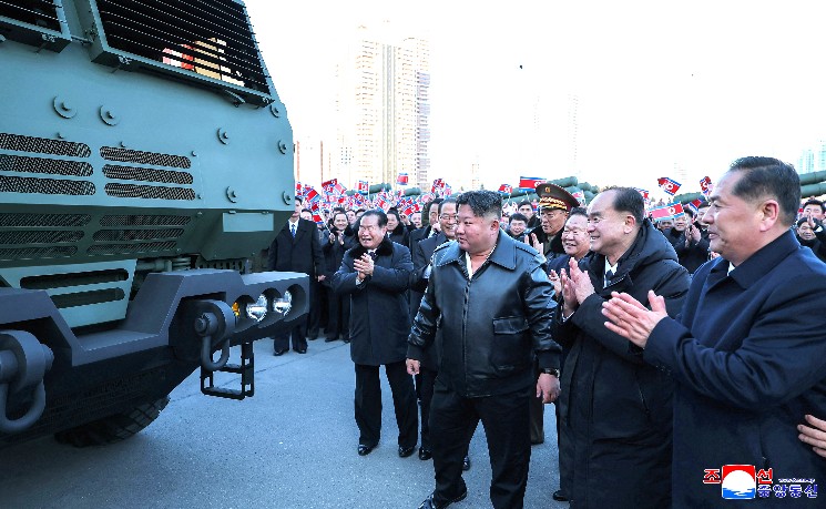 金正恩称党代会设定军力目标 检阅600毫米火箭炮