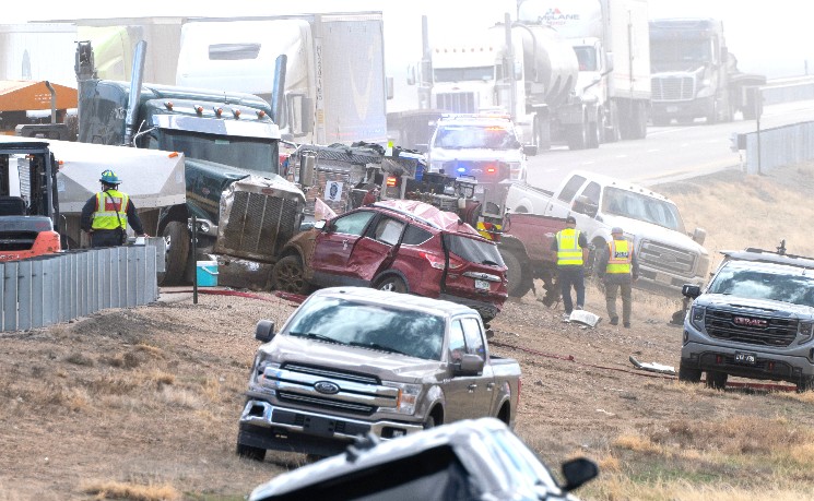 强风扬尘致能见度骤降 科州高速连环车祸5死