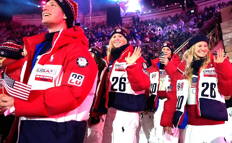 米兰冬奥会在维罗纳古竞技场上演闭幕式