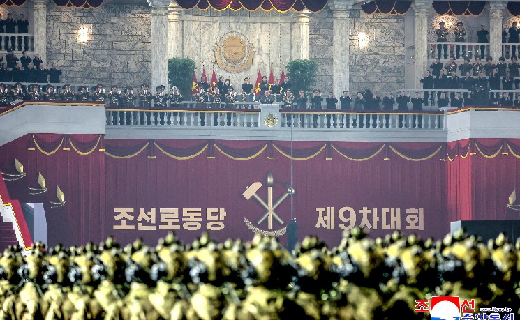 金正恩称将扩大核武库 朝鲜举行大规模阅兵