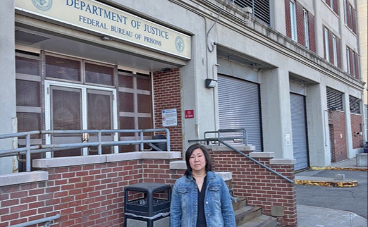 孟昭文访布碌仑大都会拘留中心 与被关押移民交谈