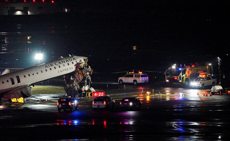 拉瓜迪亚机场客机与消防车相撞 正副机长遇难 机场关闭