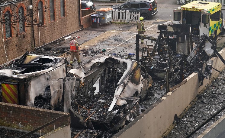 伦敦一犹太社区组织救护车遭纵火　英首相发声谴责