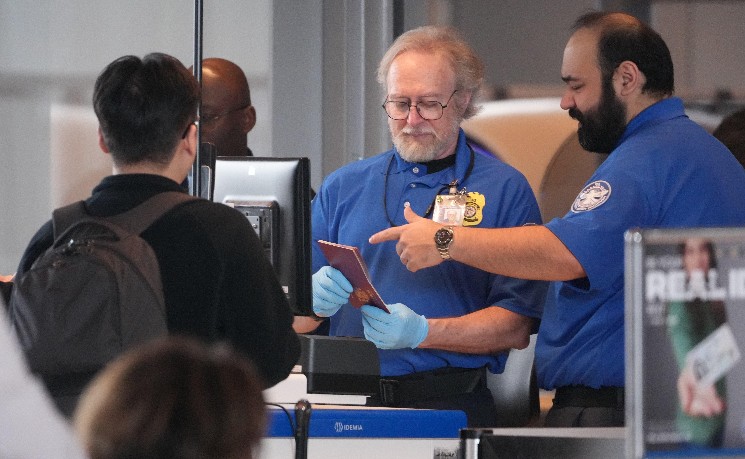 特朗普令政府对机场安检员发薪