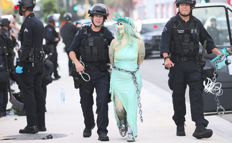 NO KINGS游行席卷全美3200城