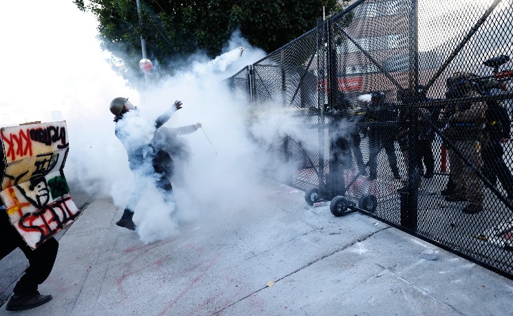 洛杉矶&ldquo;不要国王&rdquo;集会后  数十人因拒绝解散被捕