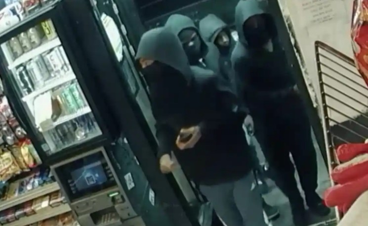 四名蒙面歹徒曼哈顿下城持枪劫持出租车司机