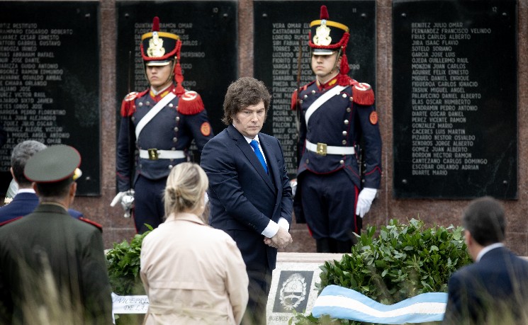 阿根廷总统重申对马岛主权 承诺提高部队薪资