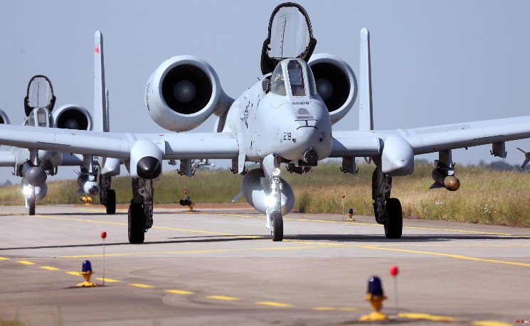 美军一架A-10型攻击机坠毁 飞行员获救