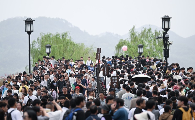 中国清明假期多地景区爆满 多景点紧急限流