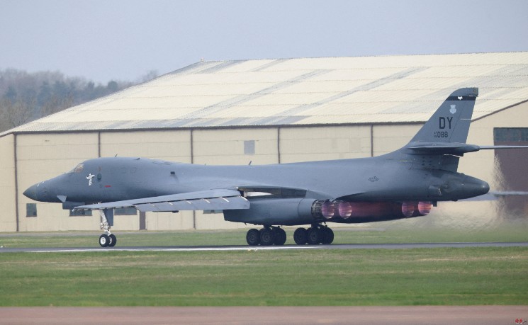 特朗普：营救行动出动155架飞机　将追查救援行动泄密者