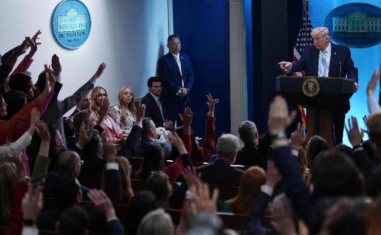 特朗普称该由美国收霍尔木兹海峡&ldquo;通行费&rdquo;