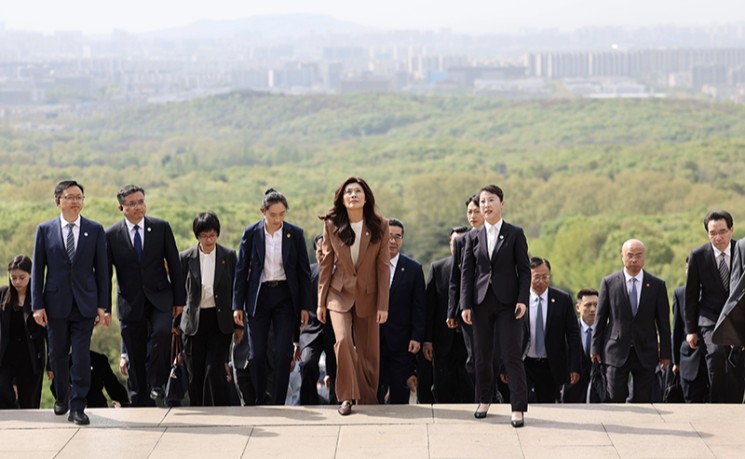 郑丽文率团开展&ldquo;2026和平之旅&rdquo;    南京拜谒中山陵