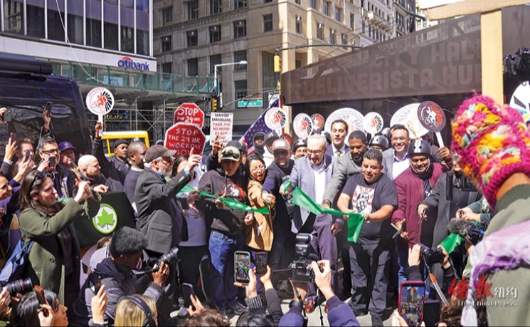 纽约市首个外卖郎休息站和电单车充电中心揭幕